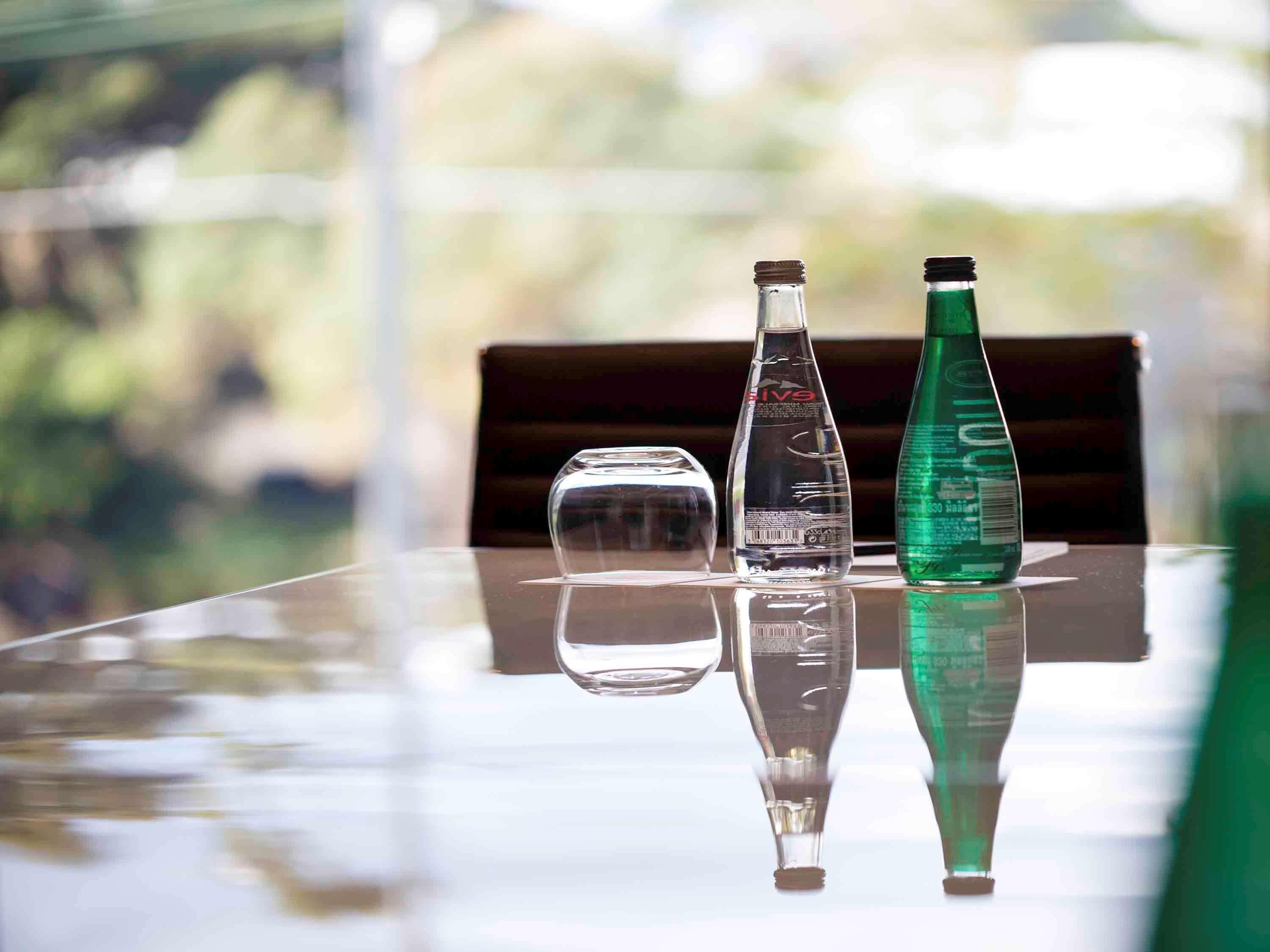 Pullman Sydney Airport Hotell Exteriör bild Bottles of S. Pellegrino