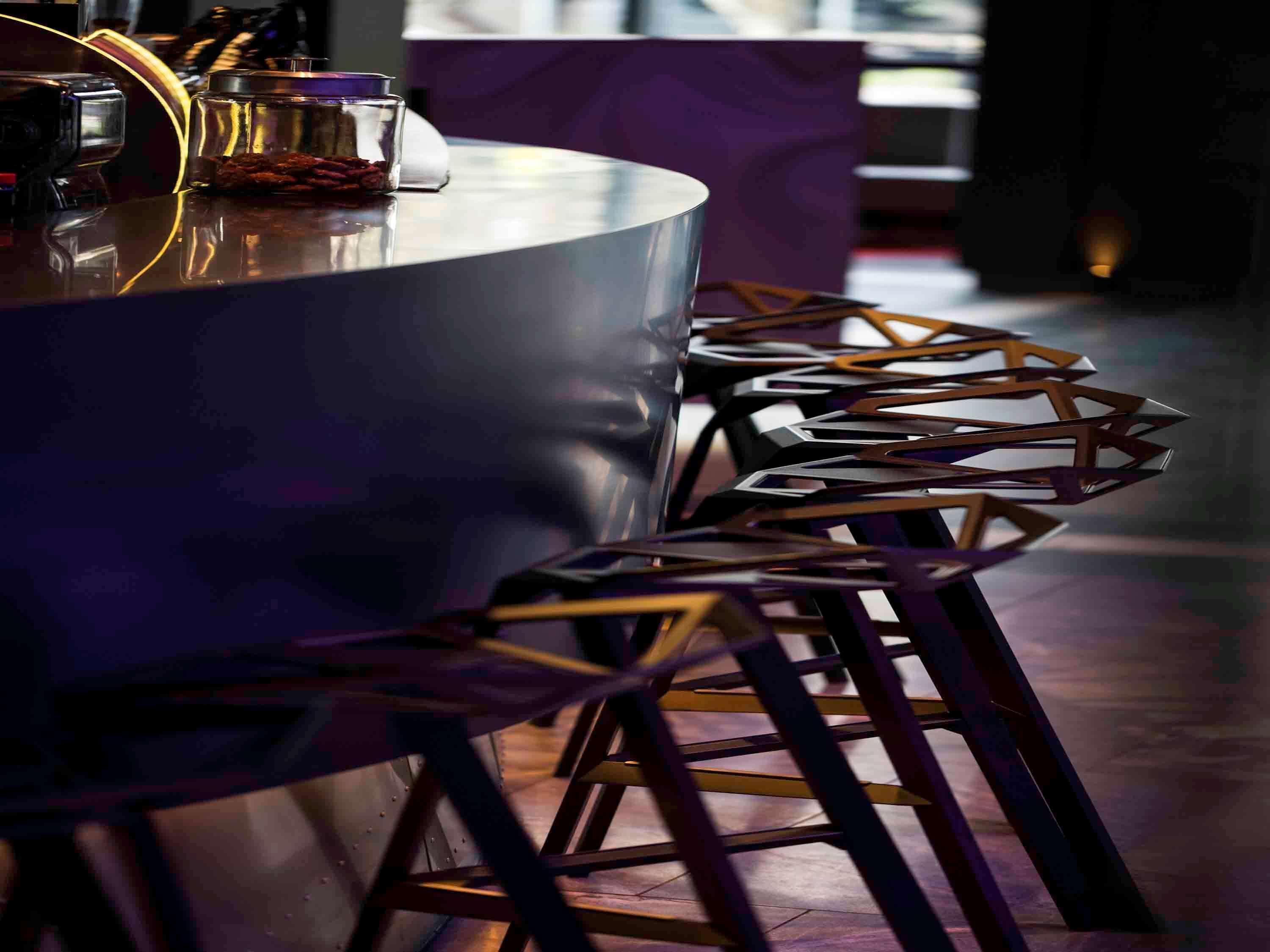 Pullman Sydney Airport Hotell Exteriör bild Bar stools