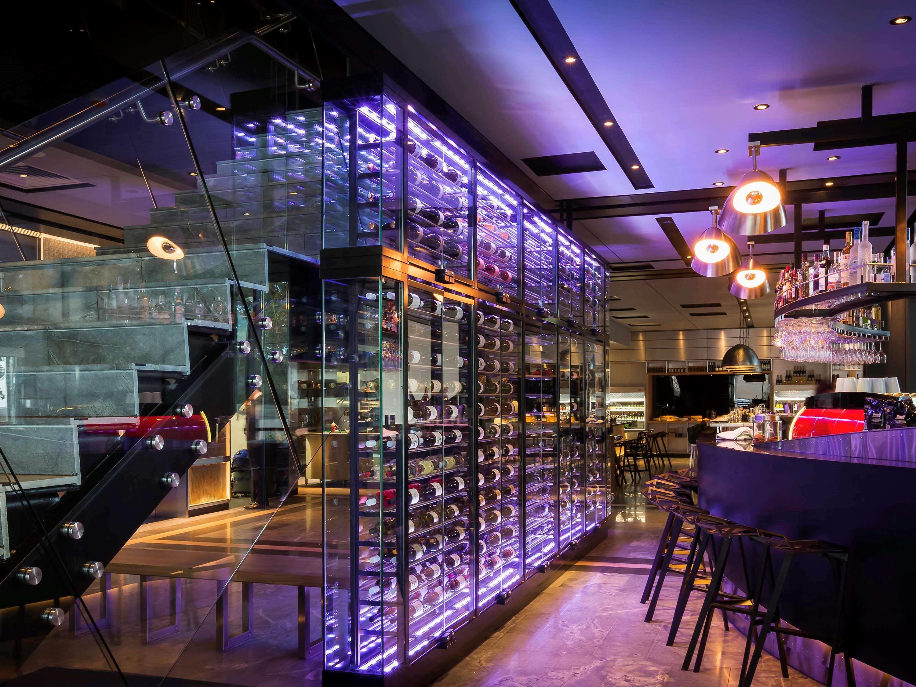 Pullman Sydney Airport Hotell Exteriör bild Wine display at the bar