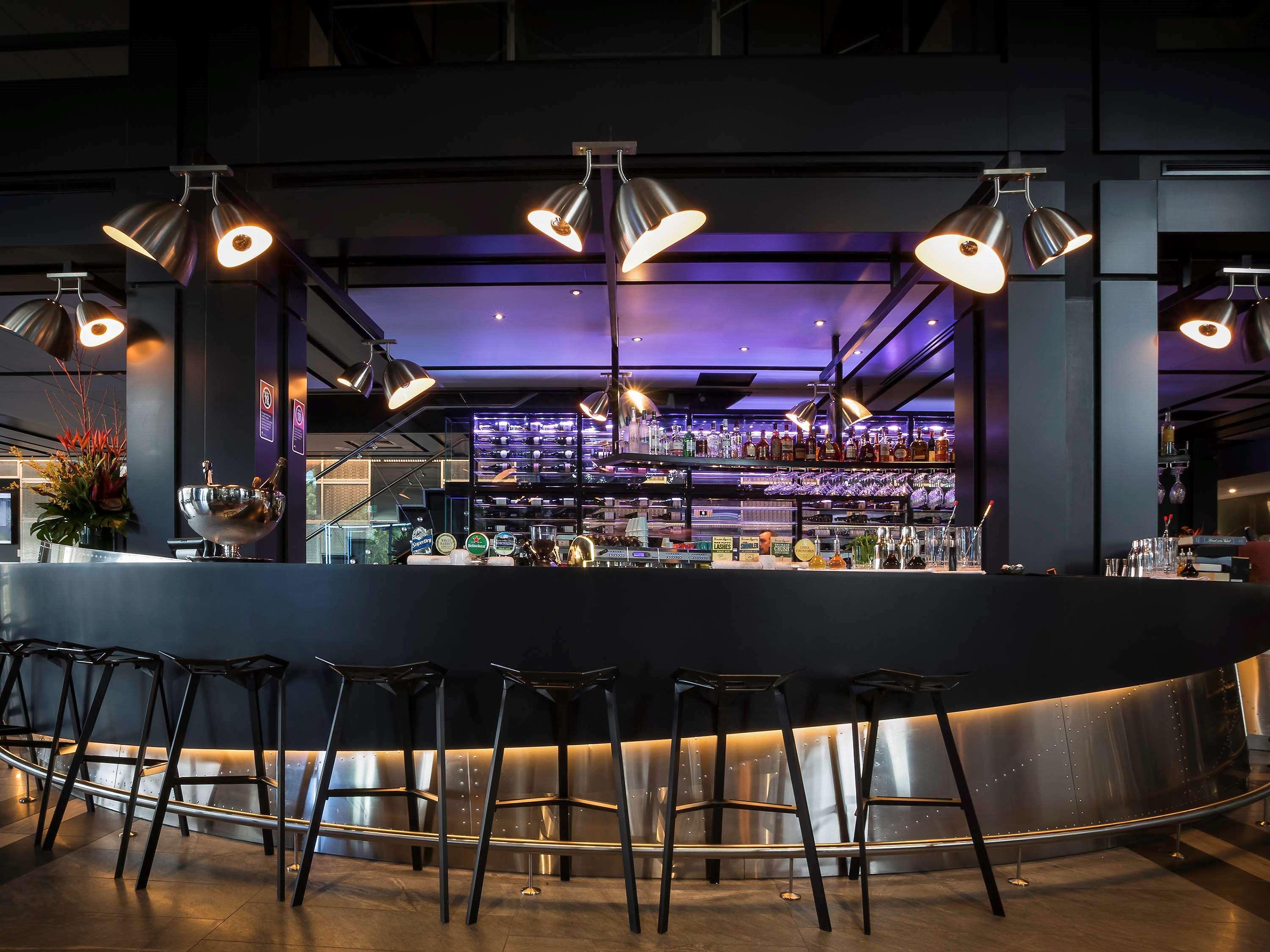 Pullman Sydney Airport Hotell Exteriör bild The bar at the restaurant