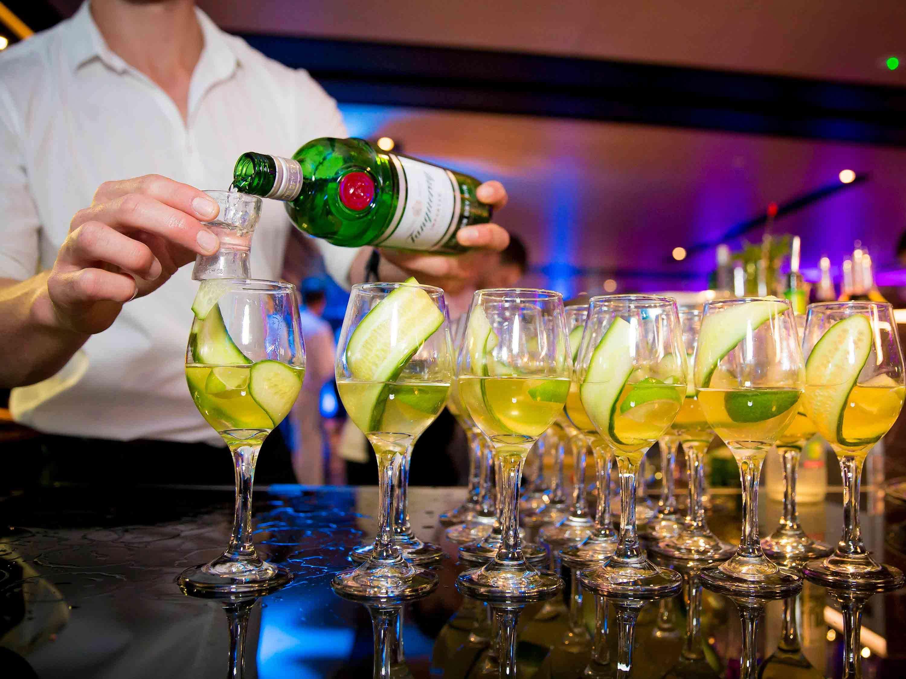 Pullman Sydney Airport Hotell Exteriör bild A bartender preparing drinks