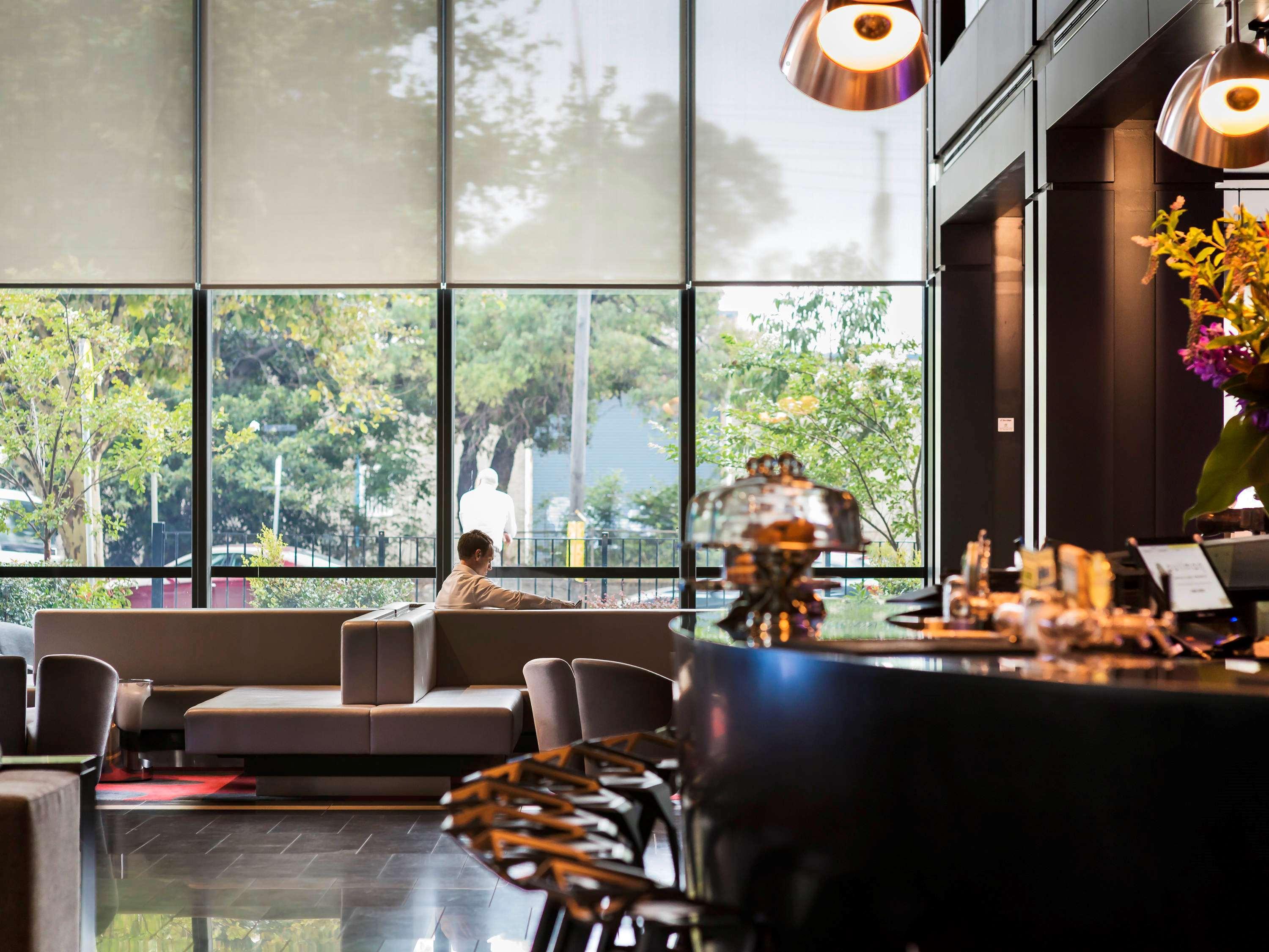 Pullman Sydney Airport Hotell Exteriör bild The bar at the hotel