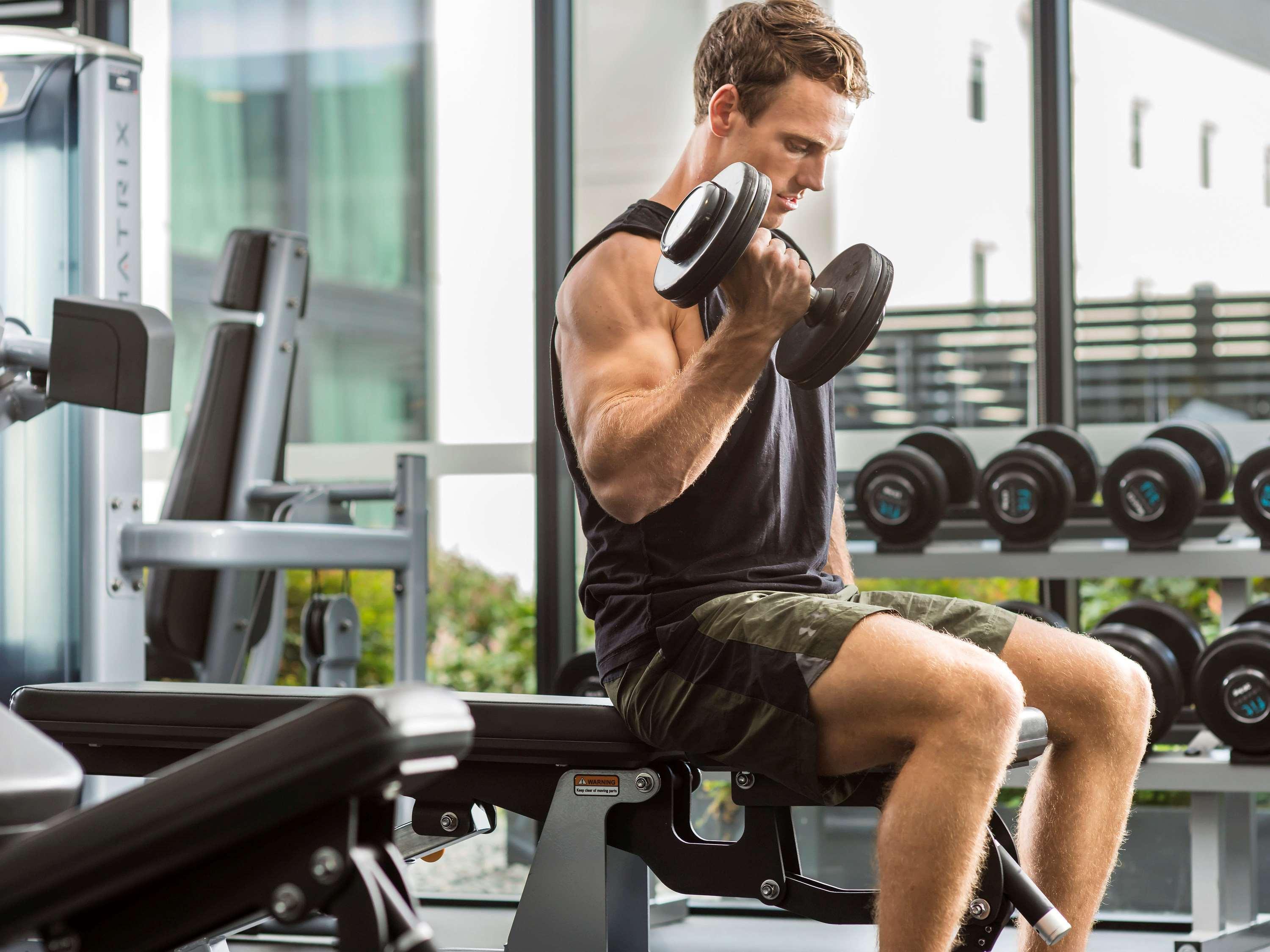 Pullman Sydney Airport Hotell Exteriör bild A bodybuilder training with dumbbells