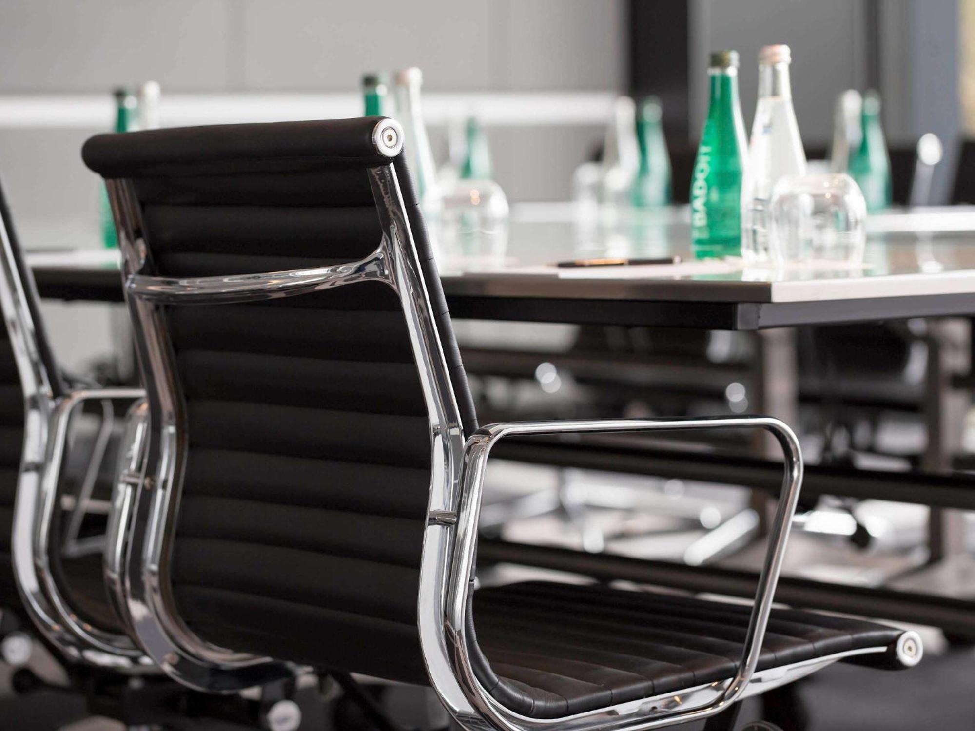 Pullman Sydney Airport Hotell Exteriör bild S 64 chair