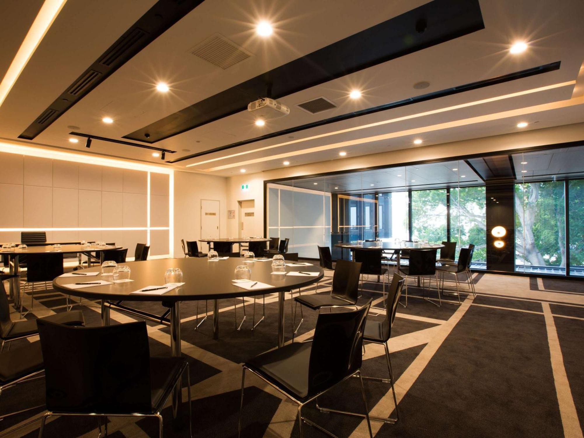 Pullman Sydney Airport Hotell Exteriör bild The Boardroom