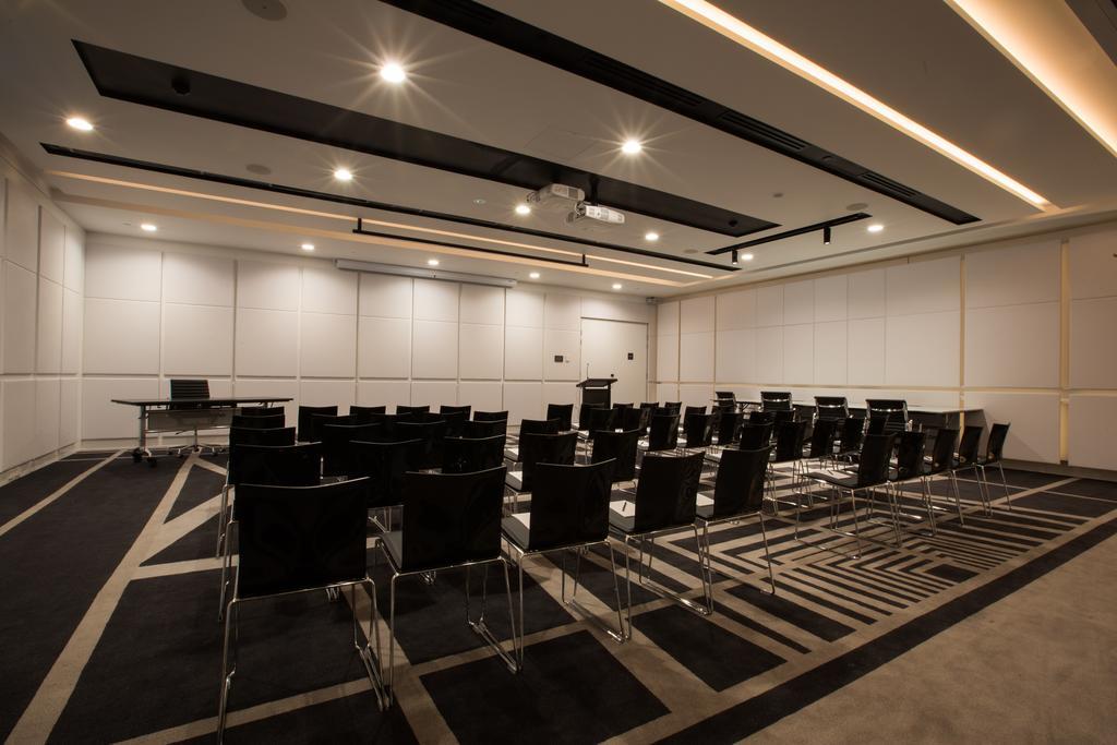 Pullman Sydney Airport Hotell Exteriör bild The meeting room