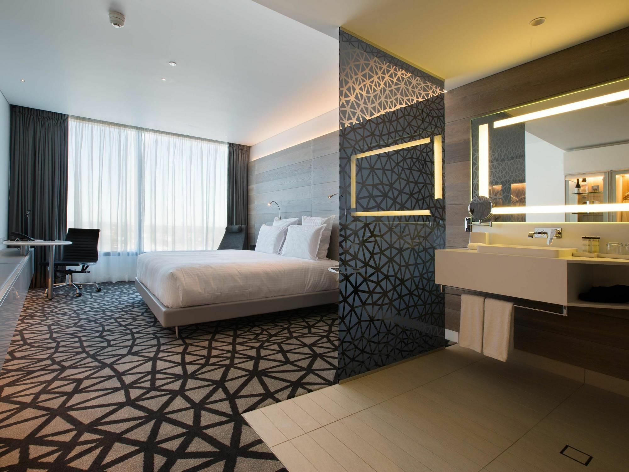 Pullman Sydney Airport Hotell Exteriör bild Deluxe Room