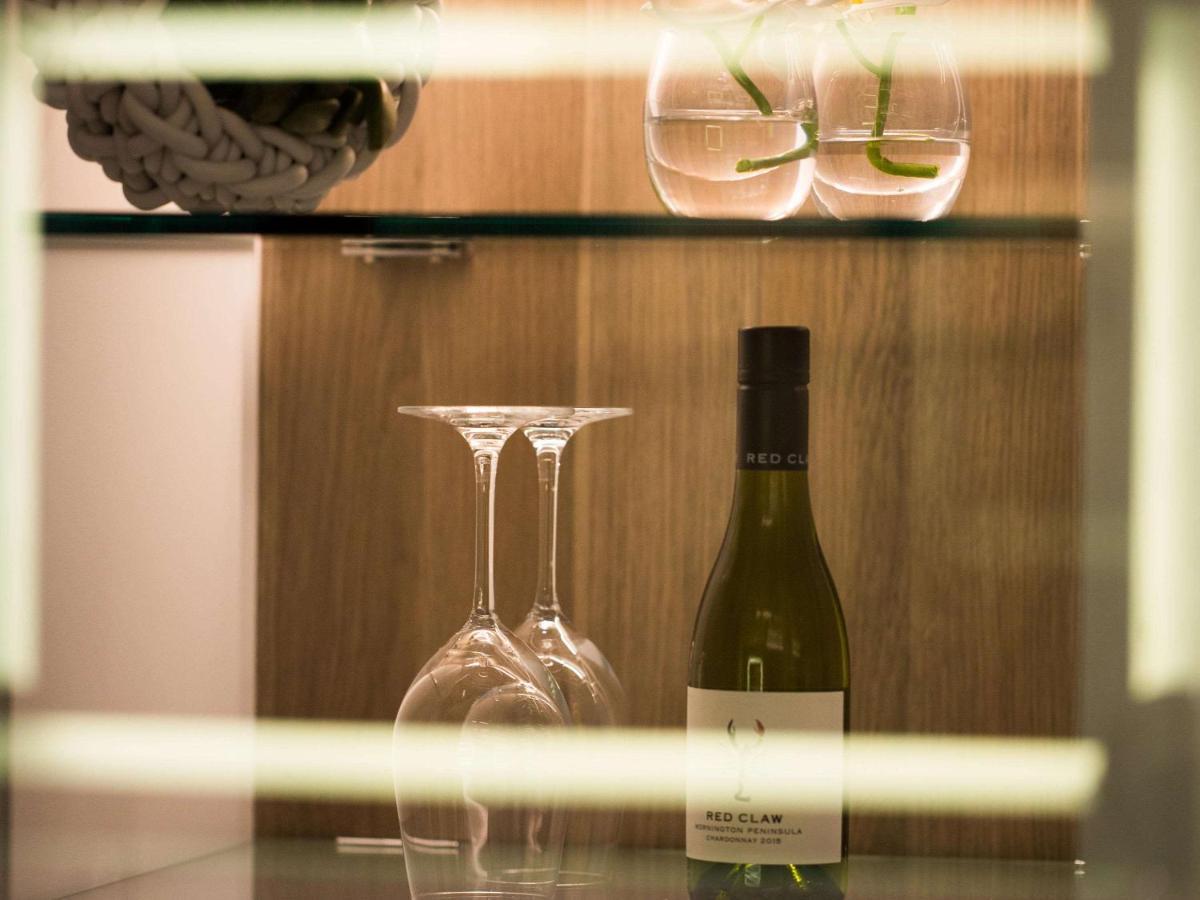 Pullman Sydney Airport Hotell Exteriör bild A bottle of wine in a hotel room